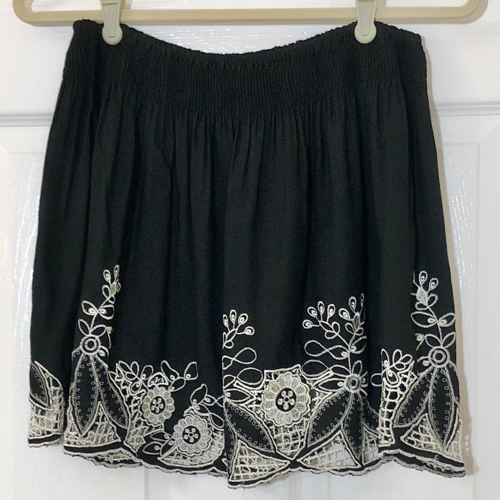 Forever 21 embroidered trim skirt size medium